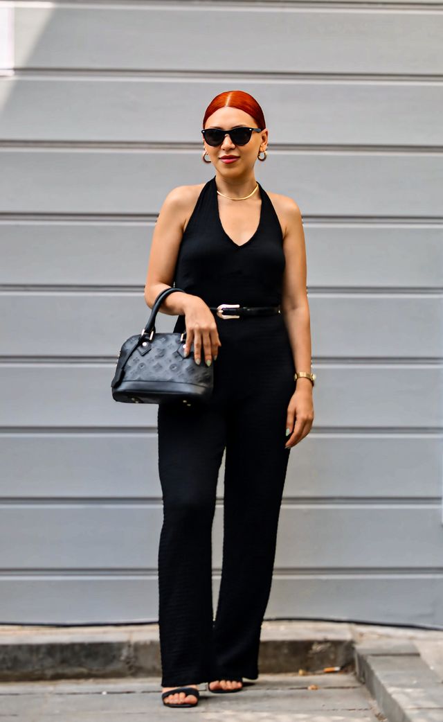Czarna torebka Louis Vuitton z tłoczonym monogramem w minimalistycznej stylizacji