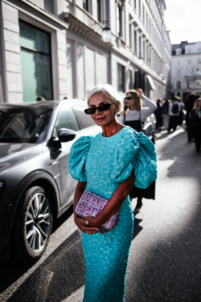 Różowa tweedowa torebka Chanel zestawiona z turkusową sukienką w stylizacji street style