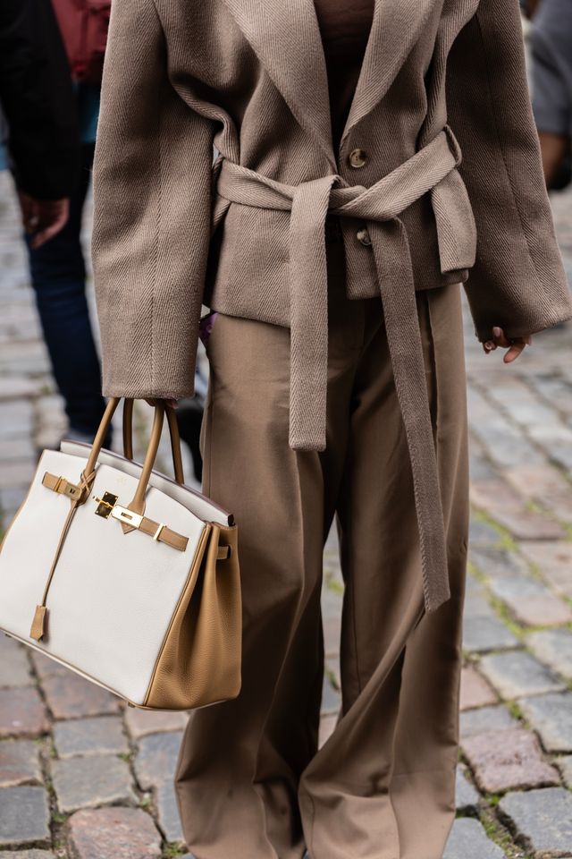 Kremowa torebka Hermès Birkin w neutralnej stylizacji street style
