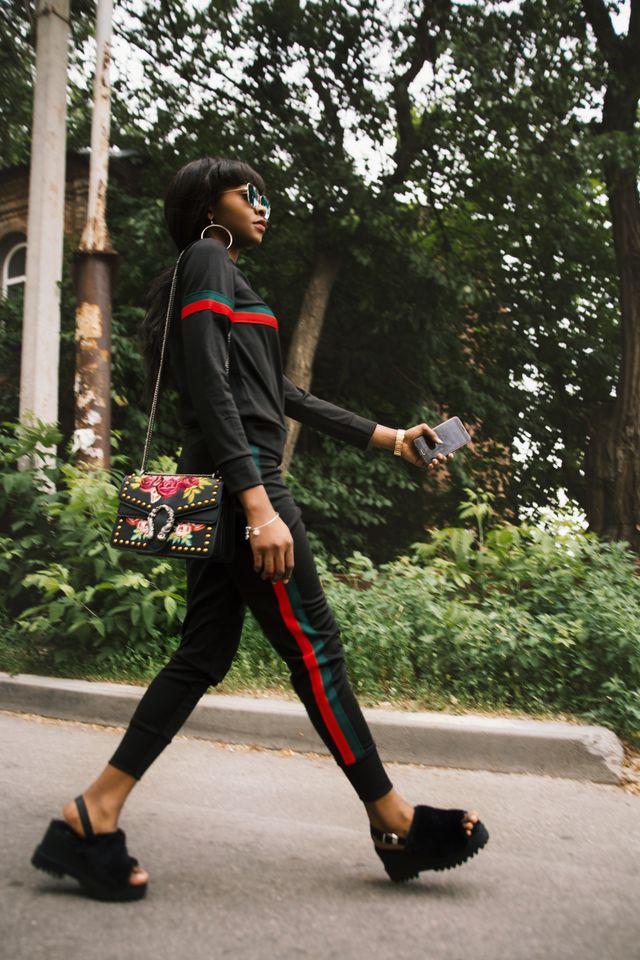 Ozdobna torebka Gucci Dionysus z haftem w sportowej stylizacji street style