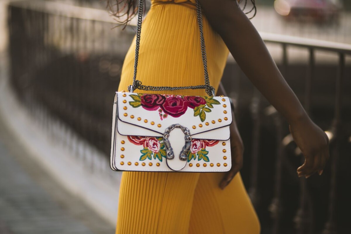 Kobieta trzymająca w ręku model torebki Gucci Dionysus