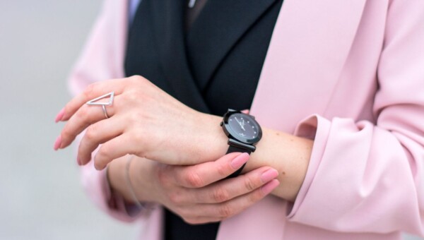 Stylowe dodatki dla kobiet, czyli jak połączyć modę z nowoczesną technologią?