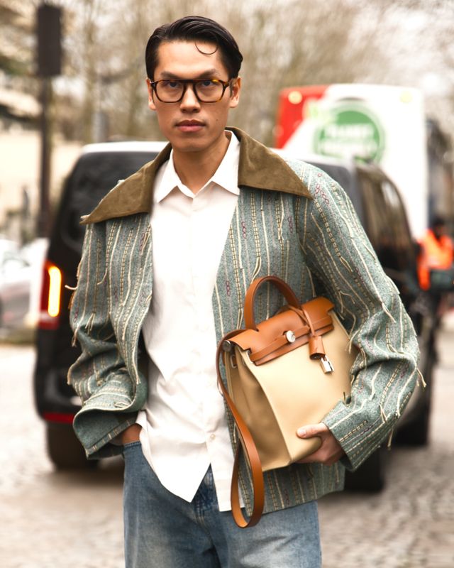 Dwukolorowa torebka Hermès Kelly w swobodnej stylizacji street style
