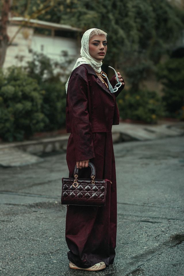 Bordowa torebka Lady Dior w monochromatycznej stylizacji street style