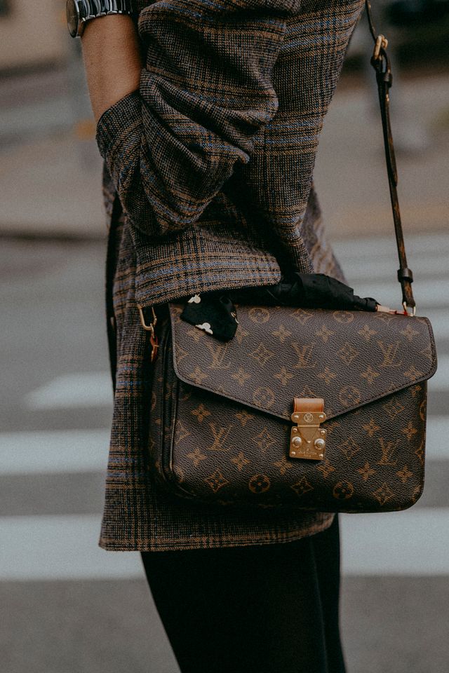 Torebka Louis Vuitton Pochette Métis z monogramem w stylizacji z marynarką w kratę