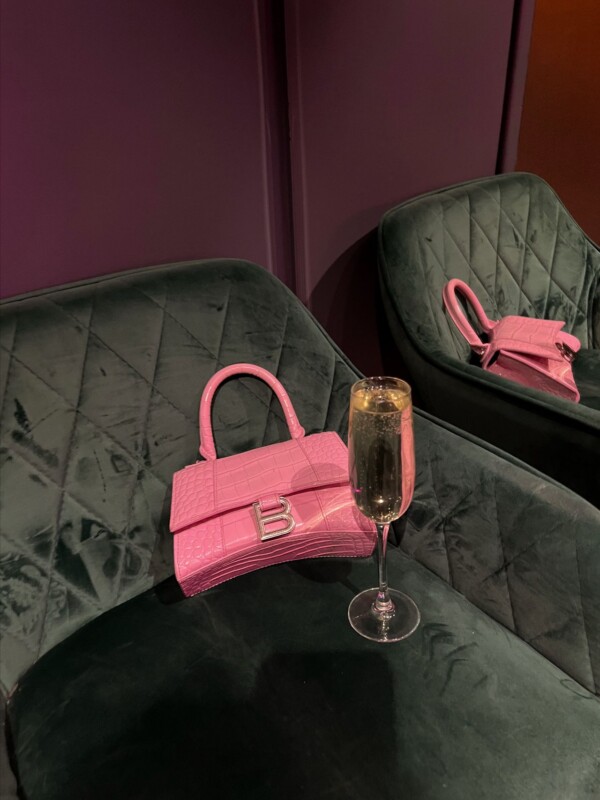 rózowa torabka Balenciaga leżąca na fotelu