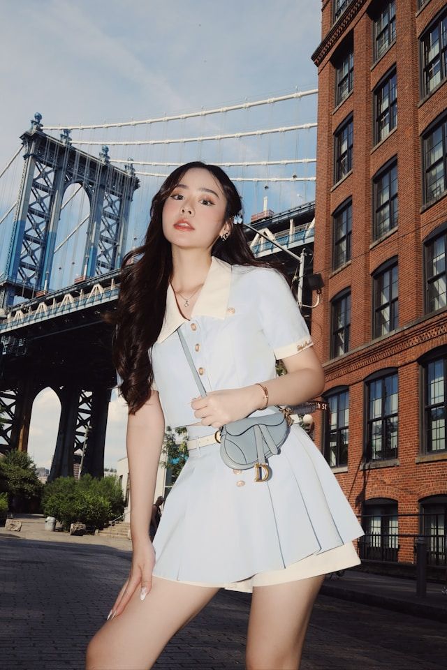Jasnoniebieska torebka Dior Saddle w białej stylizacji street style