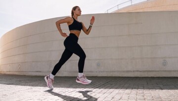 Kobieta biegnąca w butach New Balance