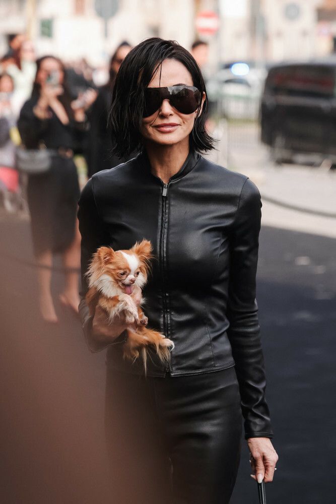 Demi Moore w krótkim bobie wet look na pokazie Gucci podczas Milan Fashion Week 2026