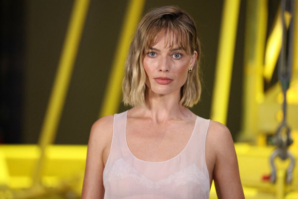 Margot Robbie w długim bobie z lekką grzywką na pokazie Chanel podczas Paris Fashion Week 2026