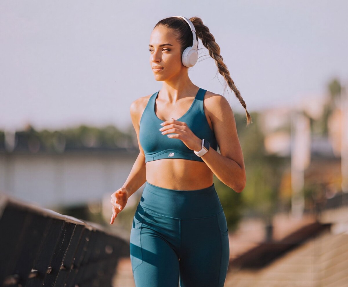 Kobieta biegnąca w komplecie New Balance