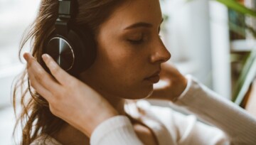 kobieta słuchająca audiobooka przez słuchawki