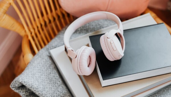 Nie masz przestrzeni na własne przyjemności? Audiobooki jako sposób na książki między pracą, domem i mental load
