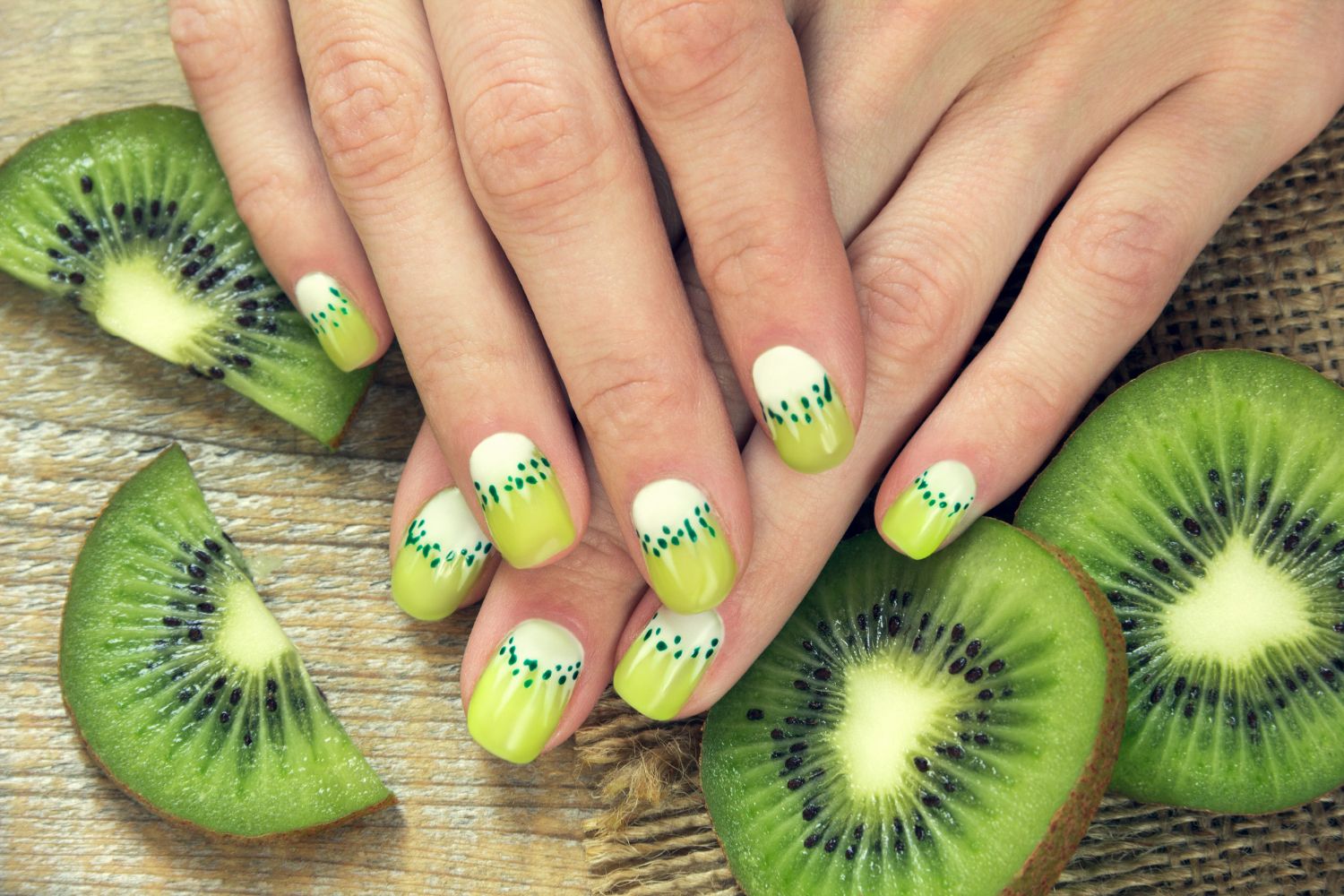 zielone paznokcie z wzorem kiwi jako pomysł na owocowy manicure na lato