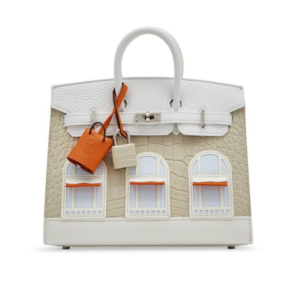 Biała Hermès Faubourg Birkin Snow z oknami i markizami nawiązującymi do paryskiego butiku