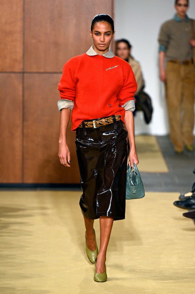 Czerwona bluza i czarna spódnica z ozdobnymi detalami Tory Burch jesień zima 2026 2027