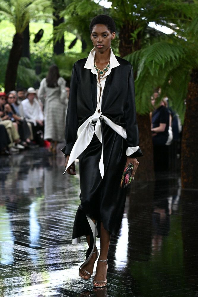 Biała koszula wiązana w talii pod czarną marynarką Dior Haute Couture jesień zima 2026 2027