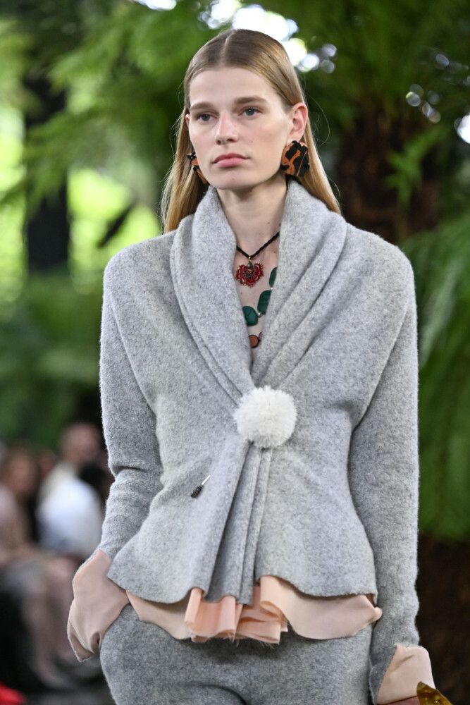 Szary żakiet z baskinką Dior Haute Couture jesień zima 2026 2027