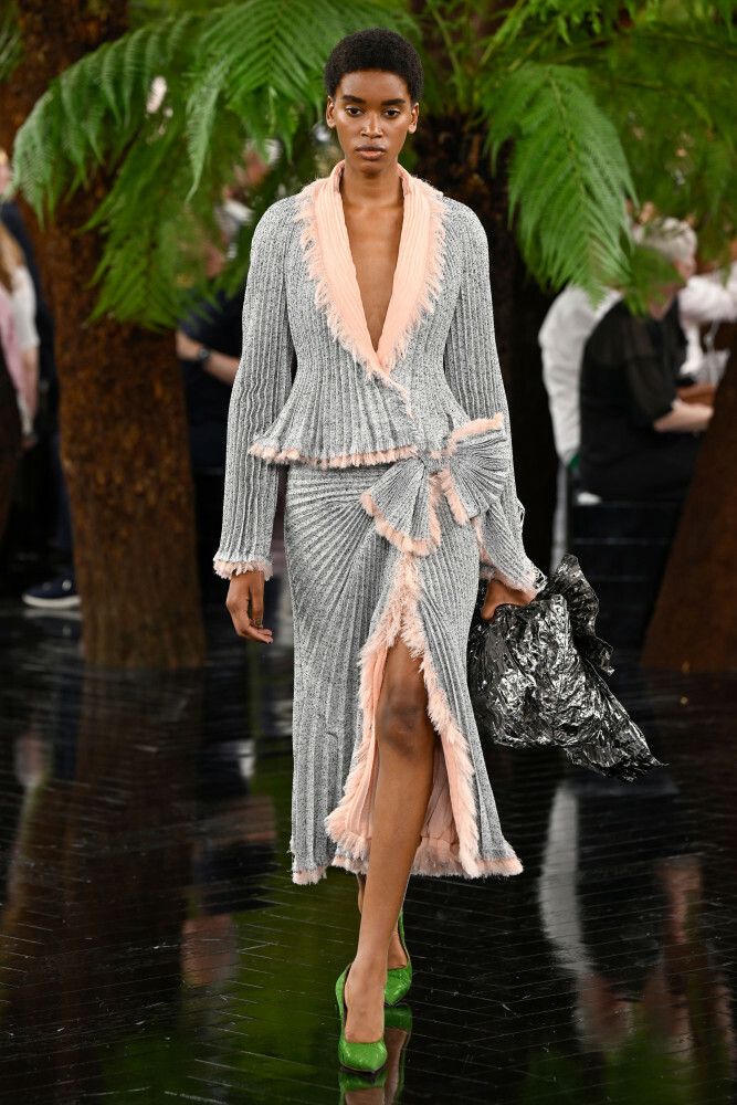 Warstwowa szara suknia z falbanami Dior Haute Couture jesień zima 2026 2027