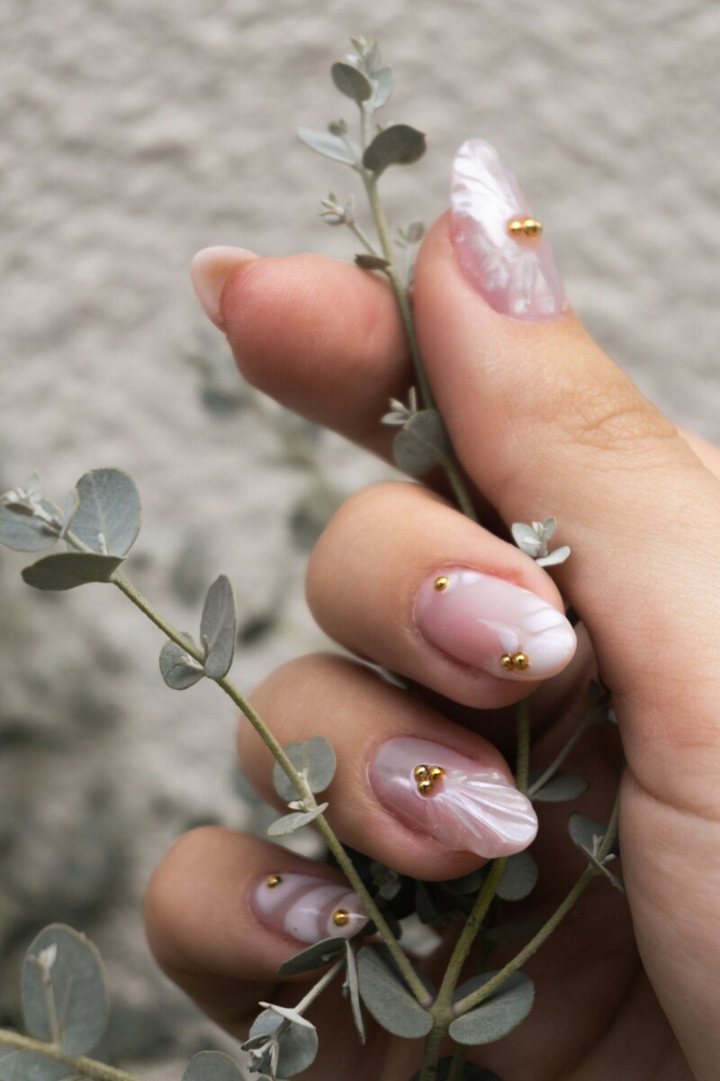 Jelly nails z delikatnymi zdobieniami