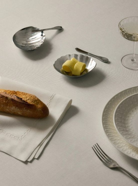 Prezentacja porcelany Dover i sztućców Addison z kolekcji Westwing | Victoria Beckham